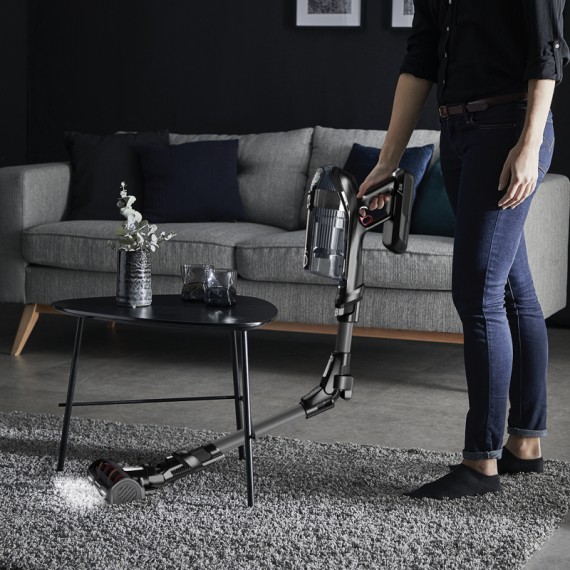 ROWENTA X-Force Flex 14.60 Modèle Animal Aspirateur Balai en utilisation