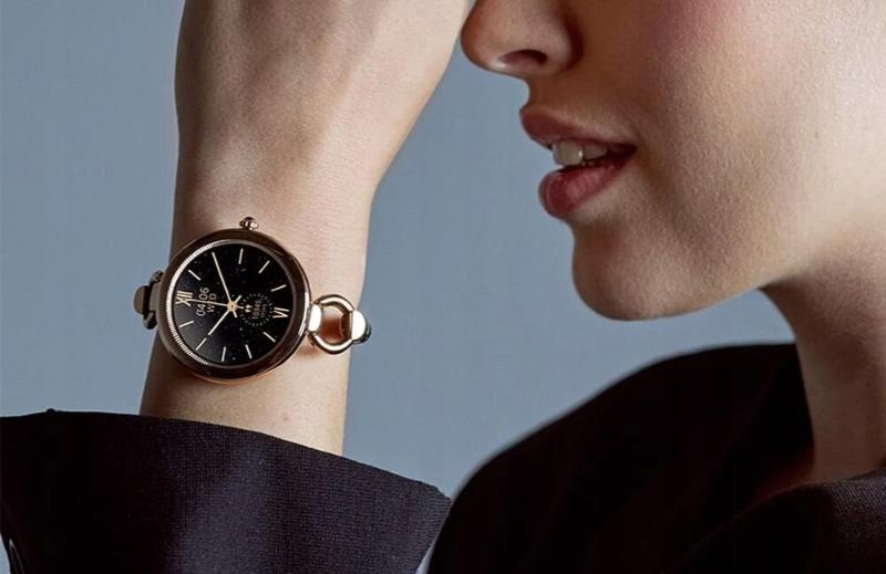 Smartwatch MAXCOM FW51 avec capteurs pour suivi de la santé et de l’activité physique.