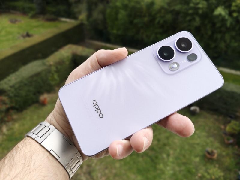 Smartphone Oppo Reno affichage notifications et interface ColorOS