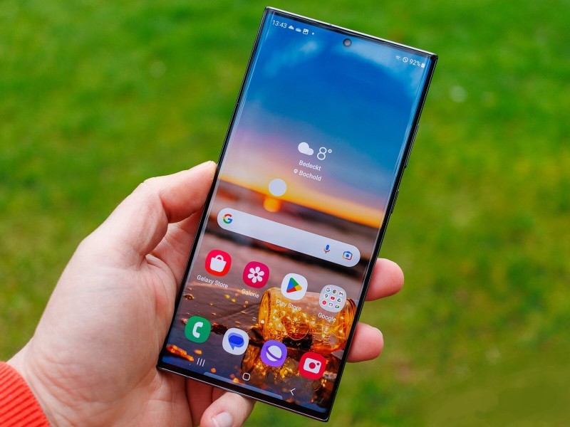 Smartphone Android Samsung modèle récent avec écran AMOLED