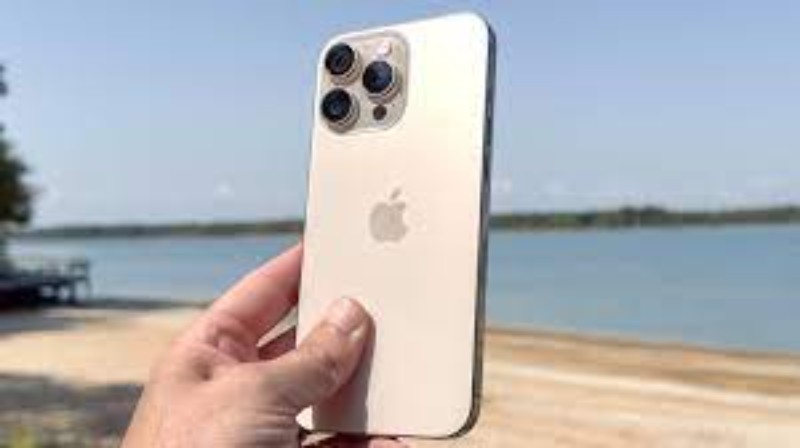 Utilisation de l'iPhone 16 au quotidien avec son écran Super Retina XDR et iOS 18